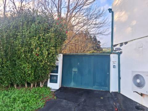 VENDA de AMPLA MORADIA ISOLADA com VASTO JARDIM e TERRENO - Horta, Ilha do Faial, Açores