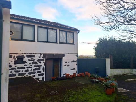 VENDA de AMPLA MORADIA ISOLADA com VASTO JARDIM e TERRENO - Horta, Ilha do Faial, Açores