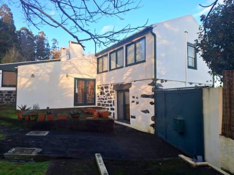 VENDA de AMPLA MORADIA ISOLADA com VASTO JARDIM e TERRENO - Horta, Ilha do Faial, Açores