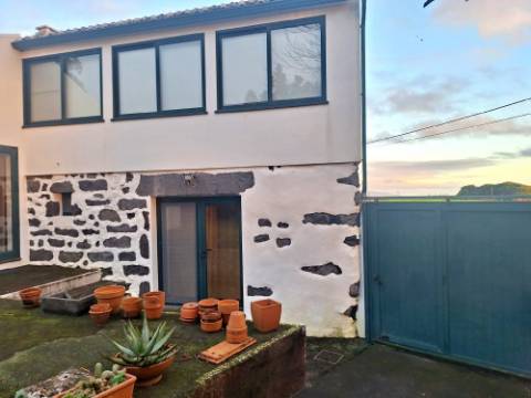 VENDA de AMPLA MORADIA ISOLADA com VASTO JARDIM e TERRENO - Horta, Ilha do Faial, Açores