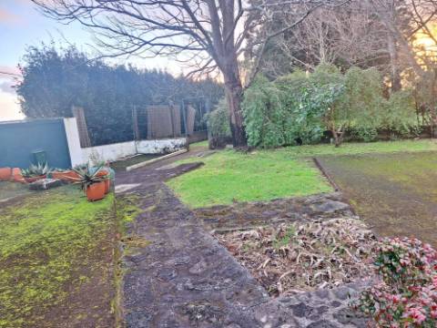 VENDA de AMPLA MORADIA ISOLADA com VASTO JARDIM e TERRENO - Horta, Ilha do Faial, Açores