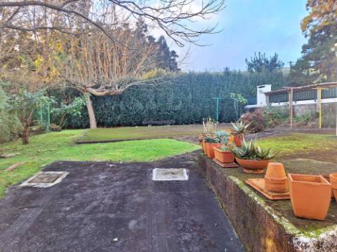 VENDA de AMPLA MORADIA ISOLADA com VASTO JARDIM e TERRENO - Horta, Ilha do Faial, Açores