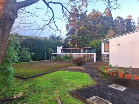 VENDA de AMPLA MORADIA ISOLADA com VASTO JARDIM e TERRENO - Horta, Ilha do Faial, Açores
