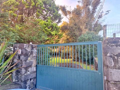 VENDA de AMPLA MORADIA ISOLADA com VASTO JARDIM e TERRENO - Horta, Ilha do Faial, Açores