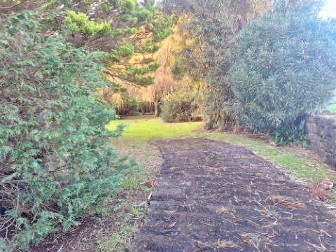 VENDA de AMPLA MORADIA ISOLADA com VASTO JARDIM e TERRENO - Horta, Ilha do Faial, Açores