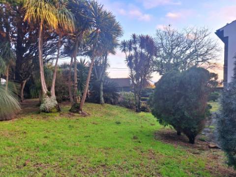 VENDA de AMPLA MORADIA ISOLADA com VASTO JARDIM e TERRENO - Horta, Ilha do Faial, Açores