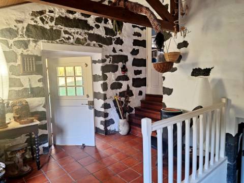 VENDA de AMPLA MORADIA ISOLADA com VASTO JARDIM e TERRENO - Horta, Ilha do Faial, Açores
