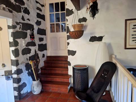 VENDA de AMPLA MORADIA ISOLADA com VASTO JARDIM e TERRENO - Horta, Ilha do Faial, Açores