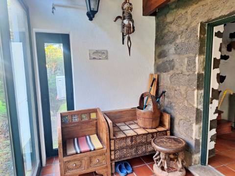 VENDA de AMPLA MORADIA ISOLADA com VASTO JARDIM e TERRENO - Horta, Ilha do Faial, Açores