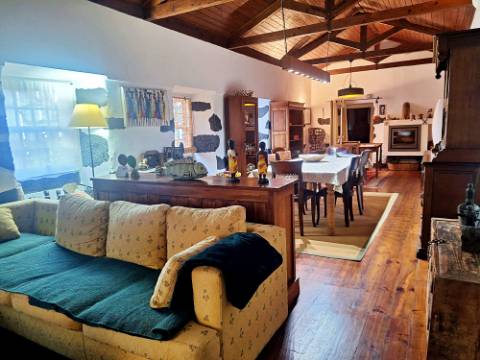 VENDA de AMPLA MORADIA ISOLADA com VASTO JARDIM e TERRENO - Horta, Ilha do Faial, Açores