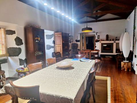 VENDA de AMPLA MORADIA ISOLADA com VASTO JARDIM e TERRENO - Horta, Ilha do Faial, Açores