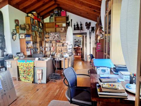 VENDA de AMPLA MORADIA ISOLADA com VASTO JARDIM e TERRENO - Horta, Ilha do Faial, Açores