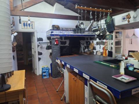 VENDA de AMPLA MORADIA ISOLADA com VASTO JARDIM e TERRENO - Horta, Ilha do Faial, Açores