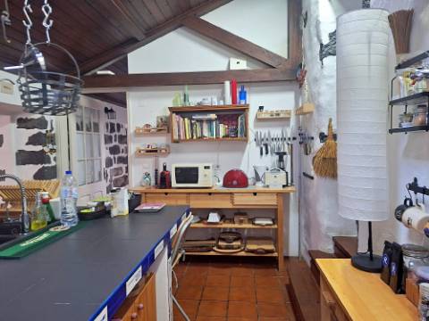 VENDA de AMPLA MORADIA ISOLADA com VASTO JARDIM e TERRENO - Horta, Ilha do Faial, Açores