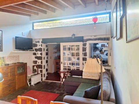 VENDA de AMPLA MORADIA ISOLADA com VASTO JARDIM e TERRENO - Horta, Ilha do Faial, Açores