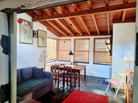 VENDA de AMPLA MORADIA ISOLADA com VASTO JARDIM e TERRENO - Horta, Ilha do Faial, Açores