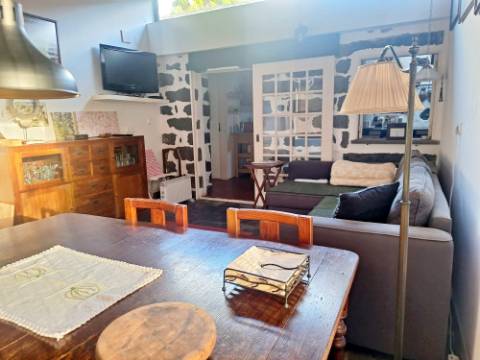 VENDA de AMPLA MORADIA ISOLADA com VASTO JARDIM e TERRENO - Horta, Ilha do Faial, Açores