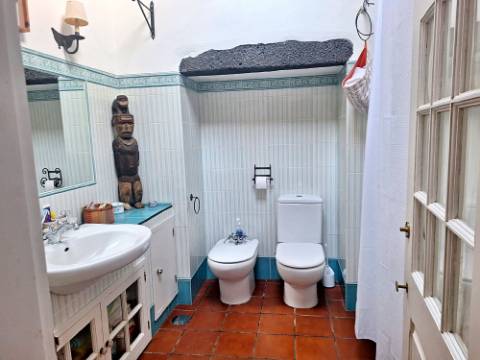 VENDA de AMPLA MORADIA ISOLADA com VASTO JARDIM e TERRENO - Horta, Ilha do Faial, Açores