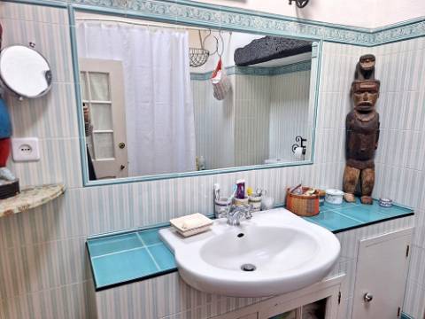 VENDA de AMPLA MORADIA ISOLADA com VASTO JARDIM e TERRENO - Horta, Ilha do Faial, Açores