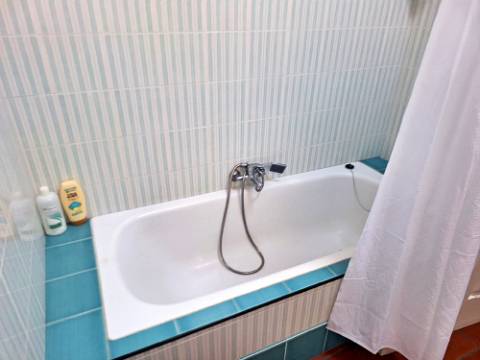 VENDA de AMPLA MORADIA ISOLADA com VASTO JARDIM e TERRENO - Horta, Ilha do Faial, Açores