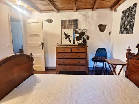 VENDA de AMPLA MORADIA ISOLADA com VASTO JARDIM e TERRENO - Horta, Ilha do Faial, Açores