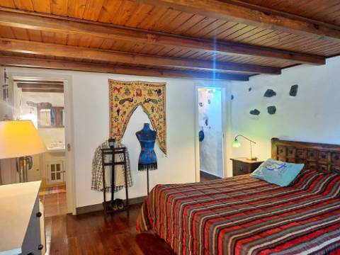 VENDA de AMPLA MORADIA ISOLADA com VASTO JARDIM e TERRENO - Horta, Ilha do Faial, Açores