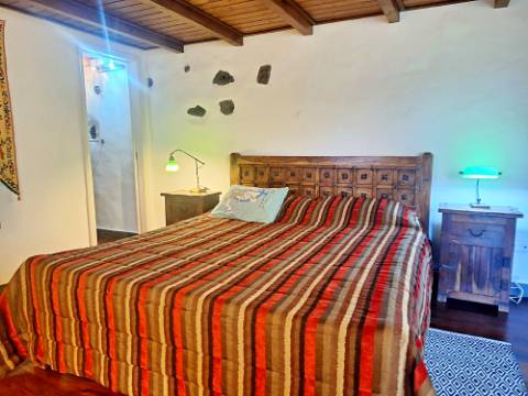 VENDA de AMPLA MORADIA ISOLADA com VASTO JARDIM e TERRENO - Horta, Ilha do Faial, Açores