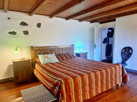 VENDA de AMPLA MORADIA ISOLADA com VASTO JARDIM e TERRENO - Horta, Ilha do Faial, Açores