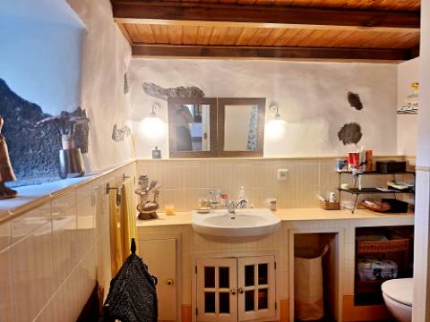 VENDA de AMPLA MORADIA ISOLADA com VASTO JARDIM e TERRENO - Horta, Ilha do Faial, Açores