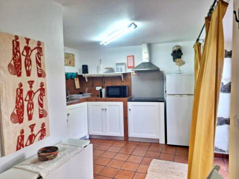 VENDA de AMPLA MORADIA ISOLADA com VASTO JARDIM e TERRENO - Horta, Ilha do Faial, Açores