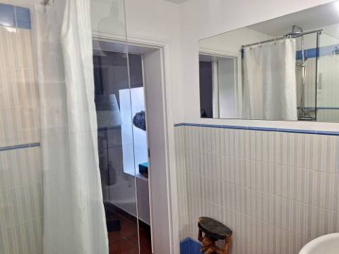 VENDA de AMPLA MORADIA ISOLADA com VASTO JARDIM e TERRENO - Horta, Ilha do Faial, Açores