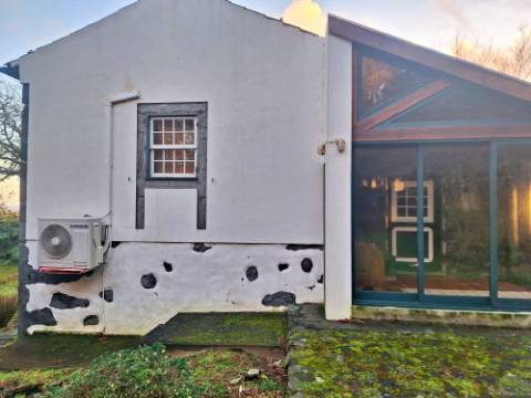 VENDA de AMPLA MORADIA ISOLADA com VASTO JARDIM e TERRENO - Horta, Ilha do Faial, Açores