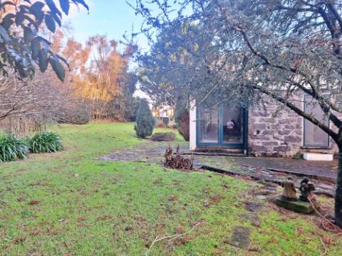 VENDA de AMPLA MORADIA ISOLADA com VASTO JARDIM e TERRENO - Horta, Ilha do Faial, Açores