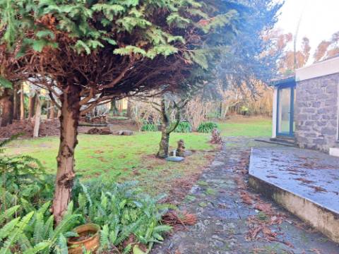 VENDA de AMPLA MORADIA ISOLADA com VASTO JARDIM e TERRENO - Horta, Ilha do Faial, Açores