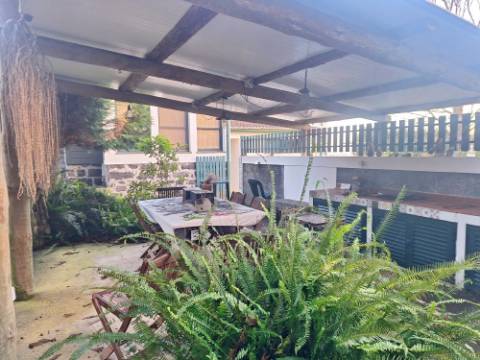 VENDA de AMPLA MORADIA ISOLADA com VASTO JARDIM e TERRENO - Horta, Ilha do Faial, Açores