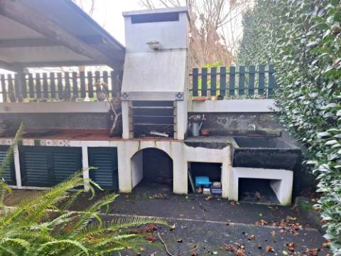 VENDA de AMPLA MORADIA ISOLADA com VASTO JARDIM e TERRENO - Horta, Ilha do Faial, Açores