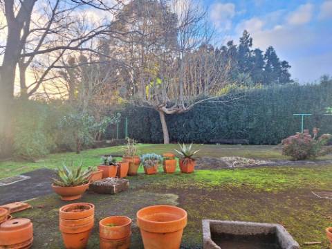VENDA de AMPLA MORADIA ISOLADA com VASTO JARDIM e TERRENO - Horta, Ilha do Faial, Açores