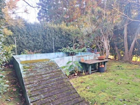 VENDA de AMPLA MORADIA ISOLADA com VASTO JARDIM e TERRENO - Horta, Ilha do Faial, Açores
