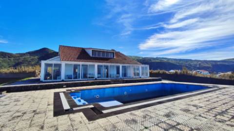 VENDA de VIVENDA - MORADIA à beira-mar, com AMPLO TERRENO, JARDIM e PISCINA - Mosteiros, Ponta Delgada, São Miguel, Açores