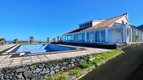 VENDA de VIVENDA - MORADIA à beira-mar, com AMPLO TERRENO, JARDIM e PISCINA - Mosteiros, Ponta Delgada, São Miguel, Açores