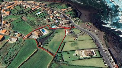 VENDA de VIVENDA - MORADIA à beira-mar, com AMPLO TERRENO, JARDIM e PISCINA - Mosteiros, Ponta Delgada, São Miguel, Açores