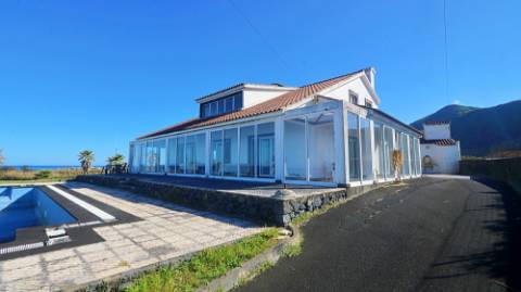 VENDA de VIVENDA - MORADIA à beira-mar, com AMPLO TERRENO, JARDIM e PISCINA - Mosteiros, Ponta Delgada, São Miguel, Açores