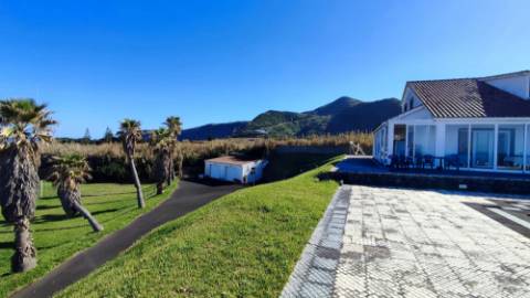 VENDA de VIVENDA - MORADIA à beira-mar, com AMPLO TERRENO, JARDIM e PISCINA - Mosteiros, Ponta Delgada, São Miguel, Açores