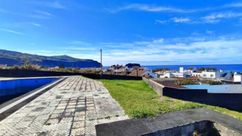 VENDA de VIVENDA - MORADIA à beira-mar, com AMPLO TERRENO, JARDIM e PISCINA - Mosteiros, Ponta Delgada, São Miguel, Açores