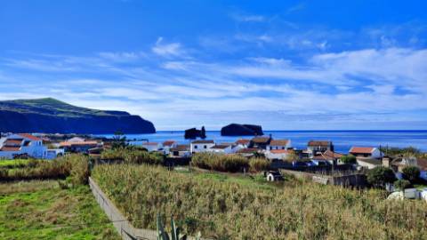 VENDA de VIVENDA - MORADIA à beira-mar, com AMPLO TERRENO, JARDIM e PISCINA - Mosteiros, Ponta Delgada, São Miguel, Açores