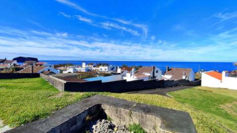 VENDA de VIVENDA - MORADIA à beira-mar, com AMPLO TERRENO, JARDIM e PISCINA - Mosteiros, Ponta Delgada, São Miguel, Açores