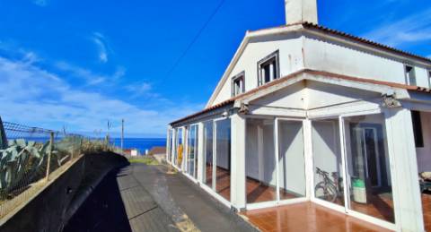 VENDA de VIVENDA - MORADIA à beira-mar, com AMPLO TERRENO, JARDIM e PISCINA - Mosteiros, Ponta Delgada, São Miguel, Açores