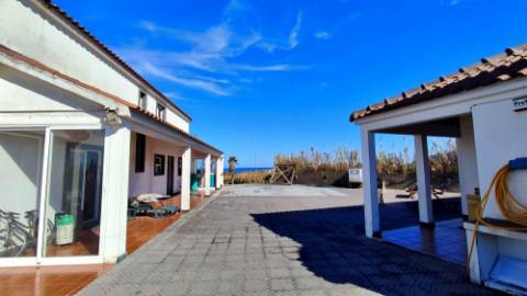 VENDA de VIVENDA - MORADIA à beira-mar, com AMPLO TERRENO, JARDIM e PISCINA - Mosteiros, Ponta Delgada, São Miguel, Açores