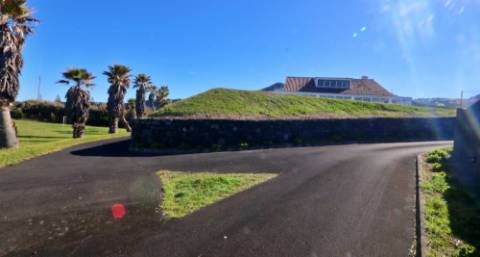 VENDA de VIVENDA - MORADIA à beira-mar, com AMPLO TERRENO, JARDIM e PISCINA - Mosteiros, Ponta Delgada, São Miguel, Açores