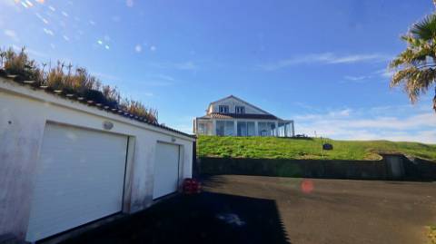 VENDA de VIVENDA - MORADIA à beira-mar, com AMPLO TERRENO, JARDIM e PISCINA - Mosteiros, Ponta Delgada, São Miguel, Açores